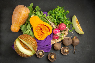 晚餐黑色背景上新鲜南瓜 甜瓜萝卜和绿色蔬菜的俯视图颜色农产品食品图片素材-编号60229967-